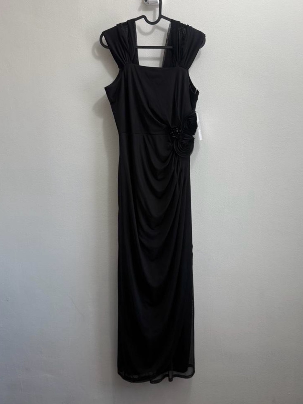 Elegant Black Sleeveless Evening Dress with Floral Accent